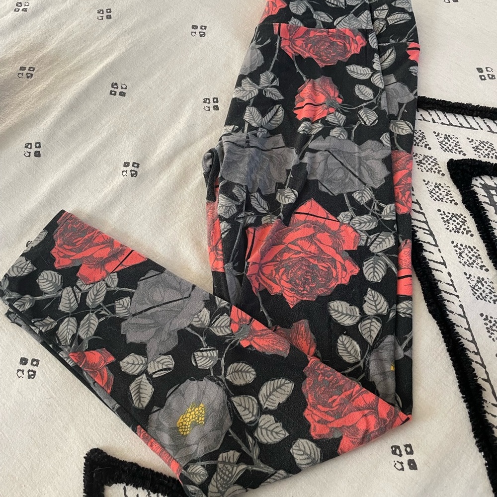 DONATED Lularoe OS Rose Leggings *Closet Clear Out*